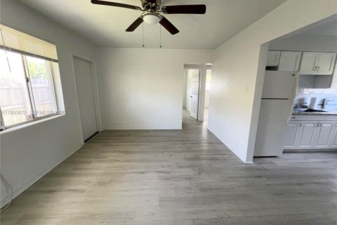 House in Hallandale Beach, Florida 2 bedrooms, 143.16 sq.m. № 2057433 - photo 5
