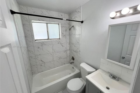 House in Hallandale Beach, Florida 2 bedrooms, 143.16 sq.m. № 2057433 - photo 9