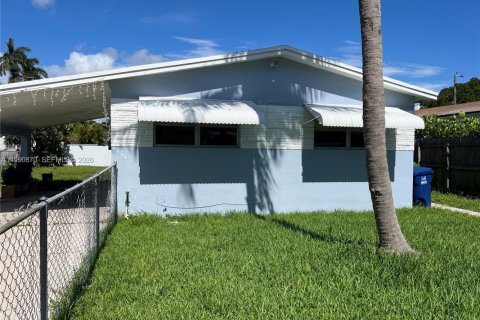 House in Hallandale Beach, Florida 2 bedrooms, 143.16 sq.m. № 2057433 - photo 1