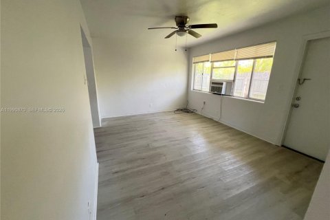 House in Hallandale Beach, Florida 2 bedrooms, 143.16 sq.m. № 2057433 - photo 6