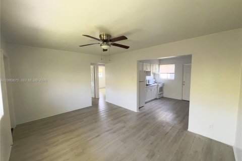 House in Hallandale Beach, Florida 2 bedrooms, 143.16 sq.m. № 2057433 - photo 3