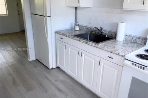 House in Hallandale Beach, Florida 2 bedrooms, 143.16 sq.m. № 2057433 - photo 2