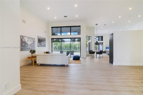 House in Weston, Florida 5 bedrooms, 434.97 sq.m. № 1898387 - photo 10