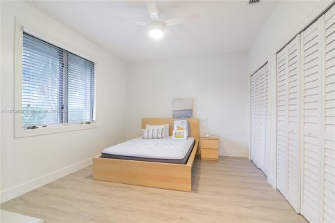 House in Weston, Florida 5 bedrooms, 434.97 sq.m. № 1898387 - photo 18