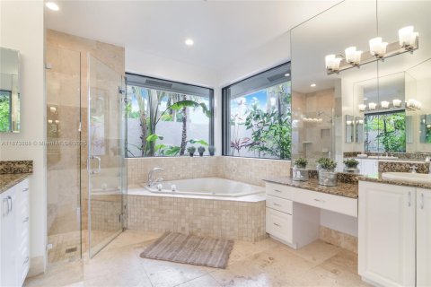 House in Weston, Florida 5 bedrooms, 434.97 sq.m. № 1898387 - photo 12