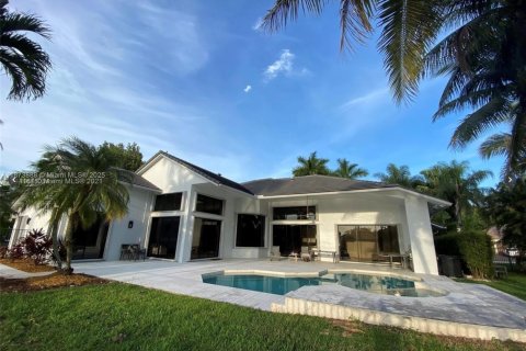 House in Weston, Florida 5 bedrooms, 434.97 sq.m. № 1898387 - photo 1