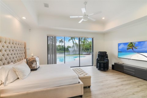 House in Weston, Florida 5 bedrooms, 434.97 sq.m. № 1898387 - photo 11