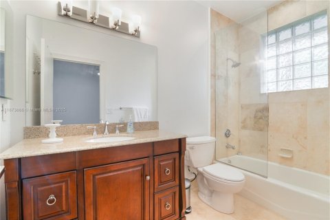 House in Weston, Florida 5 bedrooms, 434.97 sq.m. № 1898387 - photo 17