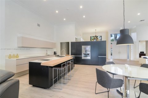 House in Weston, Florida 5 bedrooms, 434.97 sq.m. № 1898387 - photo 6