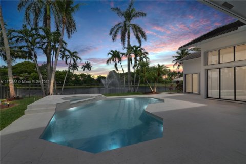 House in Weston, Florida 5 bedrooms, 434.97 sq.m. № 1898387 - photo 21