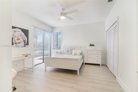 House in Weston, Florida 5 bedrooms, 434.97 sq.m. № 1898387 - photo 19