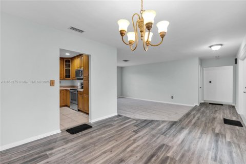 Villa ou maison à louer à Miami, Floride: 4 chambres, 170.48 m2 № 1890742 - photo 3