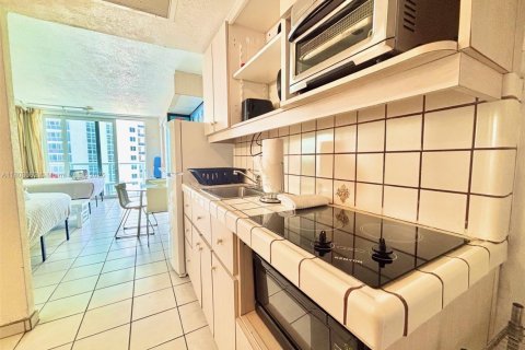 Condominio en venta en Sunny Isles Beach, Florida, 33.44 m2 № 1937666 - foto 15