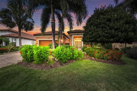 House in Bradenton, Florida 3 bedrooms, 254.37 sq.m. № 2356675