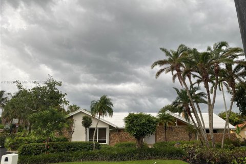House in Miami, Florida 5 bedrooms, 346.9 sq.m. № 1827631 - photo 1