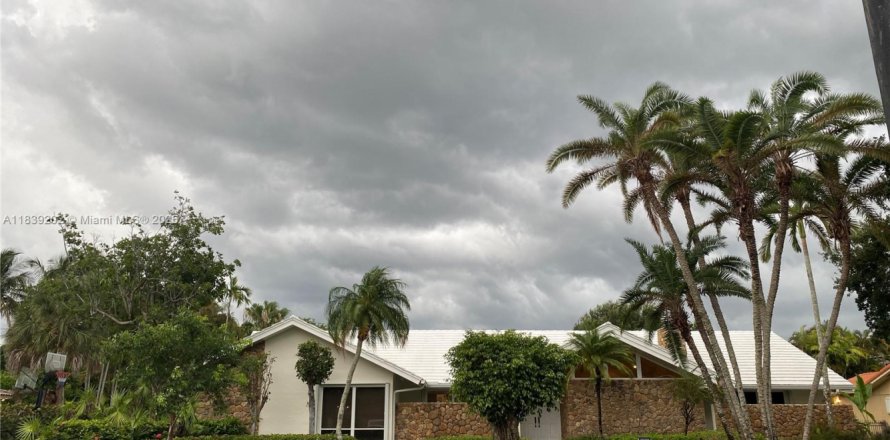 House in Miami, Florida 5 bedrooms, 346.9 sq.m. № 1827631