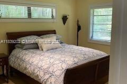 House in Miami, Florida 5 bedrooms, 346.9 sq.m. № 1827631 - photo 30