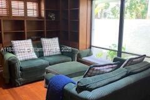 House in Miami, Florida 5 bedrooms, 346.9 sq.m. № 1827631 - photo 22