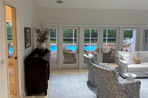 House in Miami, Florida 5 bedrooms, 346.9 sq.m. № 1827631 - photo 5