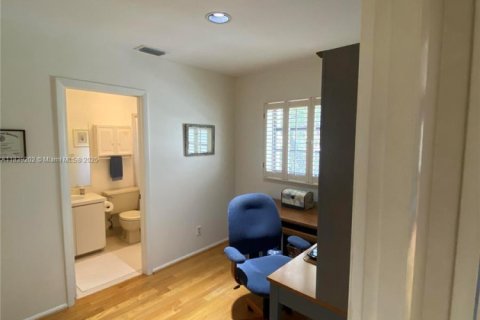 House in Miami, Florida 5 bedrooms, 346.9 sq.m. № 1827631 - photo 15
