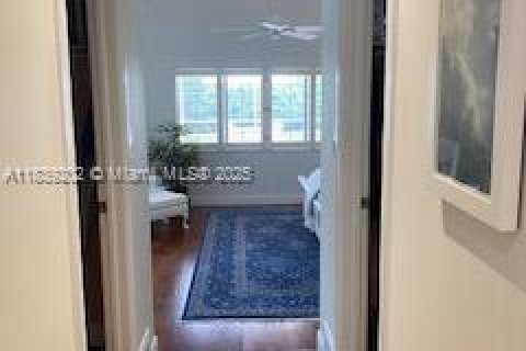 House in Miami, Florida 5 bedrooms, 346.9 sq.m. № 1827631 - photo 19