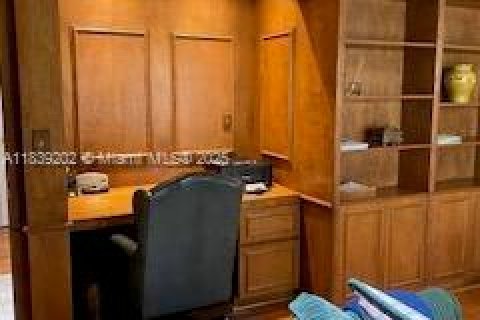 House in Miami, Florida 5 bedrooms, 346.9 sq.m. № 1827631 - photo 23