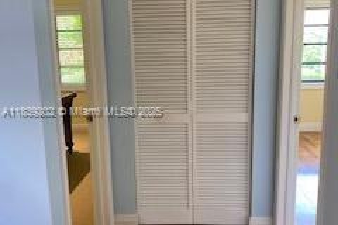 House in Miami, Florida 5 bedrooms, 346.9 sq.m. № 1827631 - photo 29