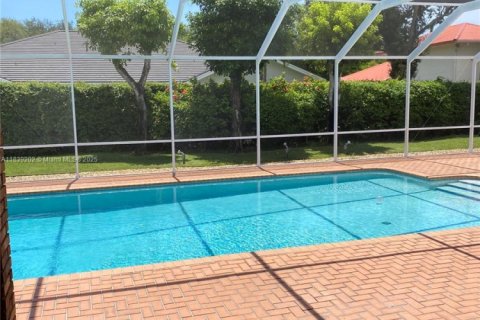 House in Miami, Florida 5 bedrooms, 346.9 sq.m. № 1827631 - photo 3