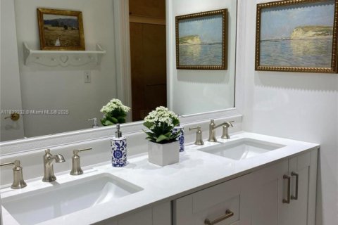 House in Miami, Florida 5 bedrooms, 346.9 sq.m. № 1827631 - photo 13