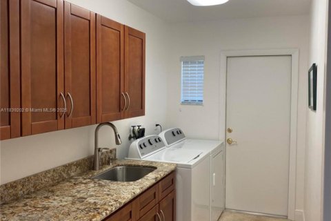 House in Miami, Florida 5 bedrooms, 346.9 sq.m. № 1827631 - photo 9