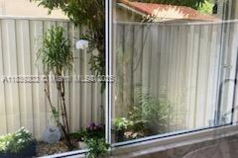 House in Miami, Florida 5 bedrooms, 346.9 sq.m. № 1827631 - photo 18