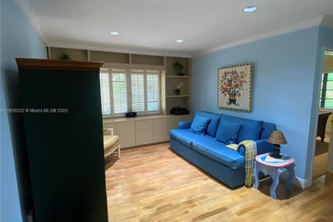 House in Miami, Florida 5 bedrooms, 346.9 sq.m. № 1827631 - photo 24