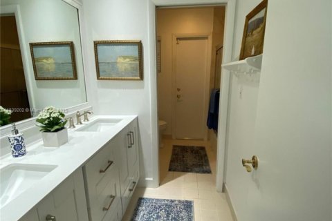 House in Miami, Florida 5 bedrooms, 346.9 sq.m. № 1827631 - photo 11
