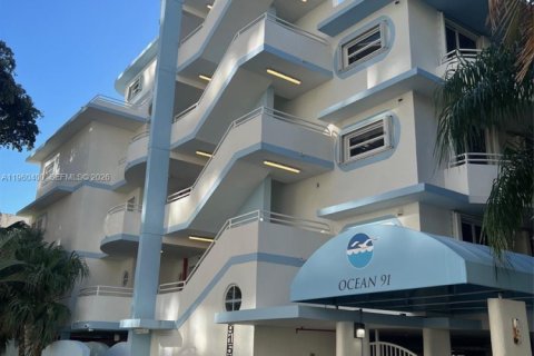 Condo à Surfside, Floride, 1 chambre  № 2080732