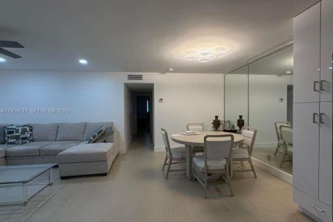 Condominio en venta en Hollywood, Florida, 2 dormitorios, 89.93 m2 № 2019988 - foto 5