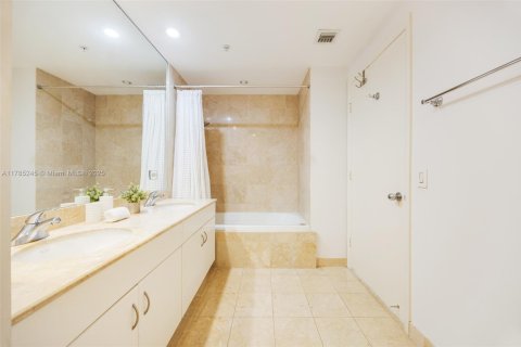 Condo in Miami, Florida, 2 bedrooms  № 1737863 - photo 7