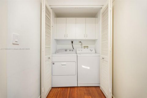 Condo in Miami, Florida, 2 bedrooms  № 1737863 - photo 13