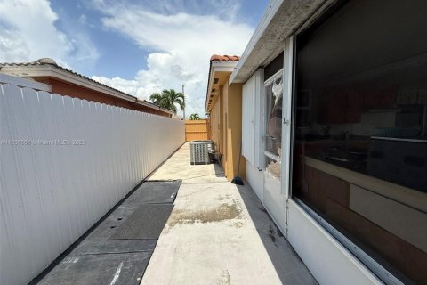 Купить виллу или дом в Хомстед, Флорида 4 спальни, 145.11м2, № 1896538 - фото 15