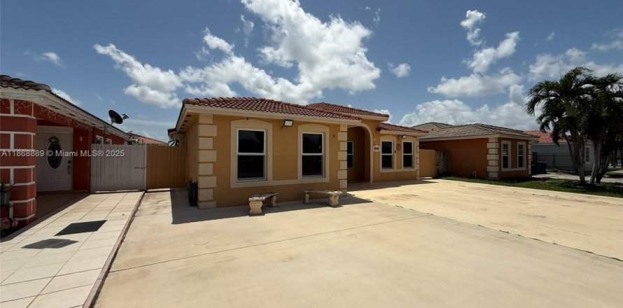 House in Homestead, Florida 4 bedrooms, 145.11 sq.m. № 1896538