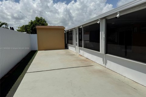 Купить виллу или дом в Хомстед, Флорида 4 спальни, 145.11м2, № 1896538 - фото 14