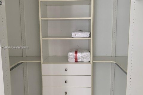 Condo in Miami, Florida, 1 bedroom  № 1762838 - photo 7