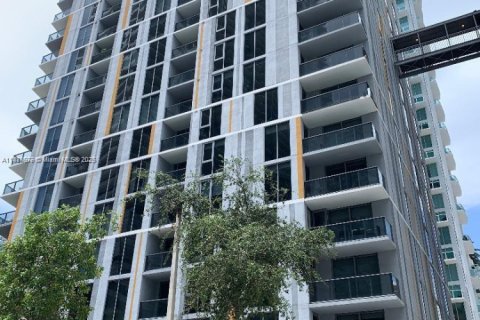 Condo in Miami, Florida, 1 bedroom  № 1762838 - photo 1