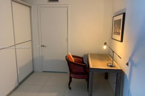 Condo in Miami, Florida, 1 bedroom  № 1762838 - photo 9