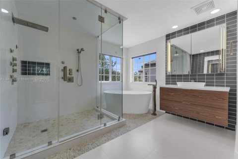 Casa en venta en Miramar, Florida, 6 dormitorios, 369.38 m2 № 1849085 - foto 17