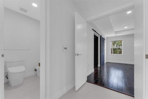 Casa en venta en Miramar, Florida, 6 dormitorios, 369.38 m2 № 1849085 - foto 19