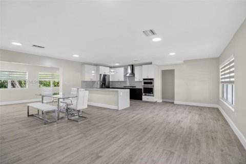 Villa ou maison à louer à South Miami, Floride: 3 chambres, 241.92 m2 № 2066530 - photo 5