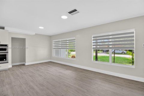 Villa ou maison à louer à South Miami, Floride: 3 chambres, 241.92 m2 № 2066530 - photo 6