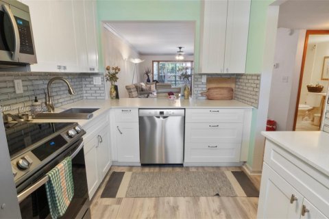 Condo in Coral Springs, Florida, 2 bedrooms  № 1890926 - photo 2