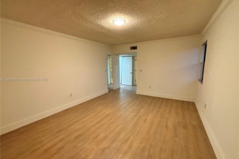 Condo in Miami, Florida, 2 bedrooms  № 1957253 - photo 16