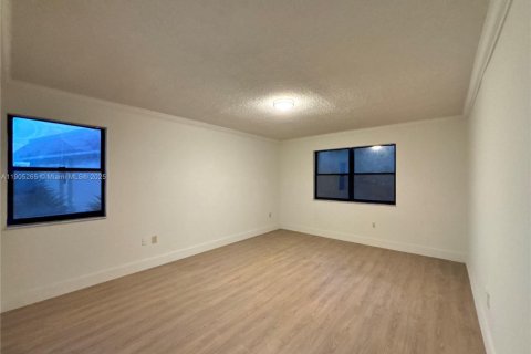 Condo in Miami, Florida, 2 bedrooms  № 1957253 - photo 15